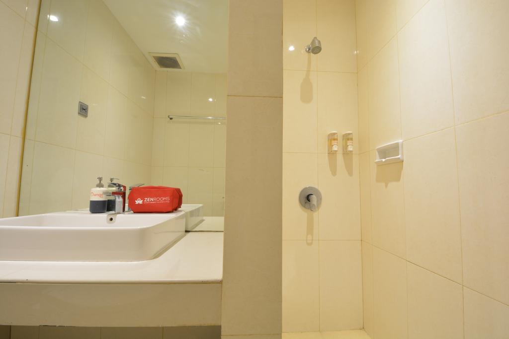Klinpod Hotel Jakarta Exterior foto